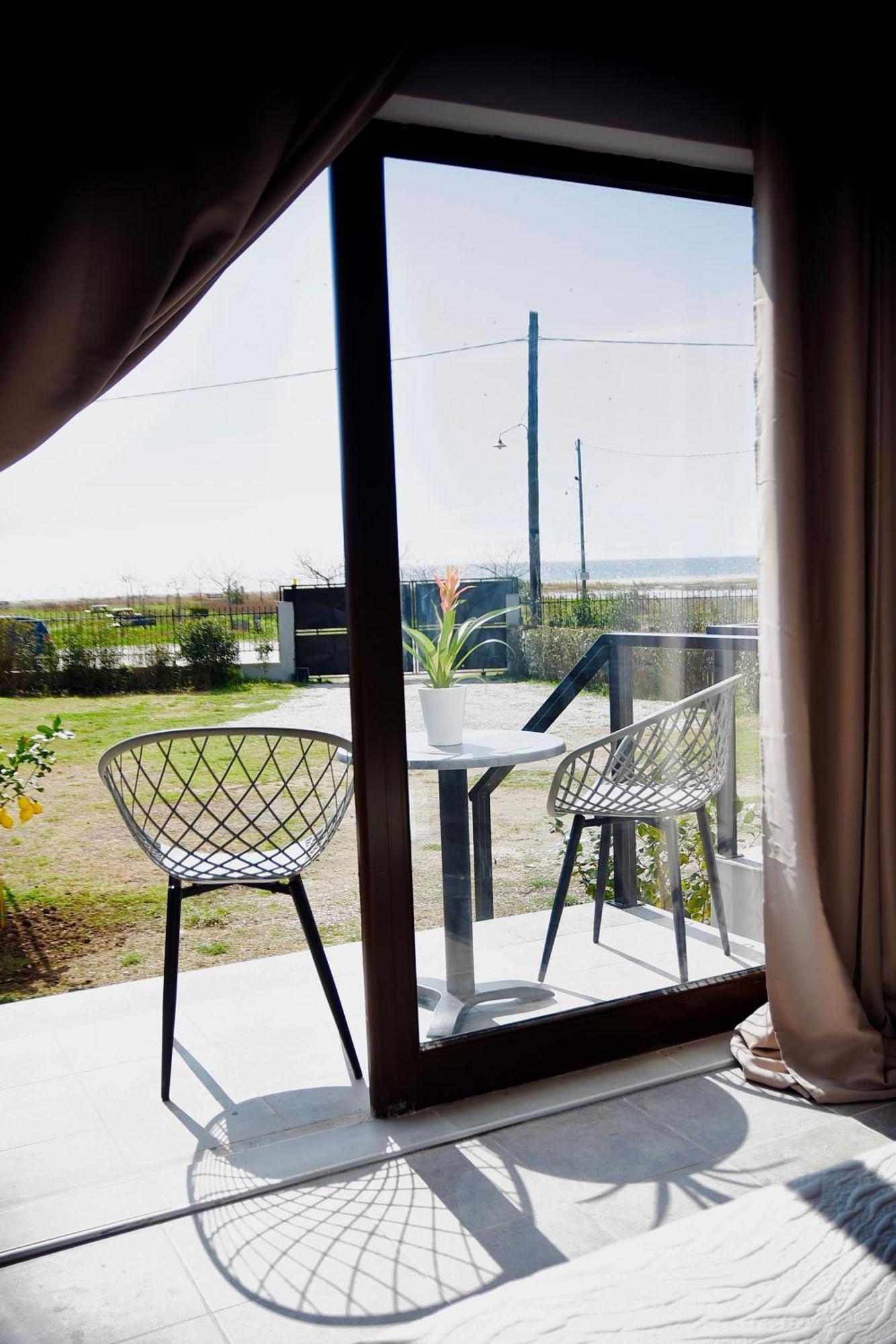 Room Nine 9 Beachfront Apartments Nea Kallikrateia Exterior photo