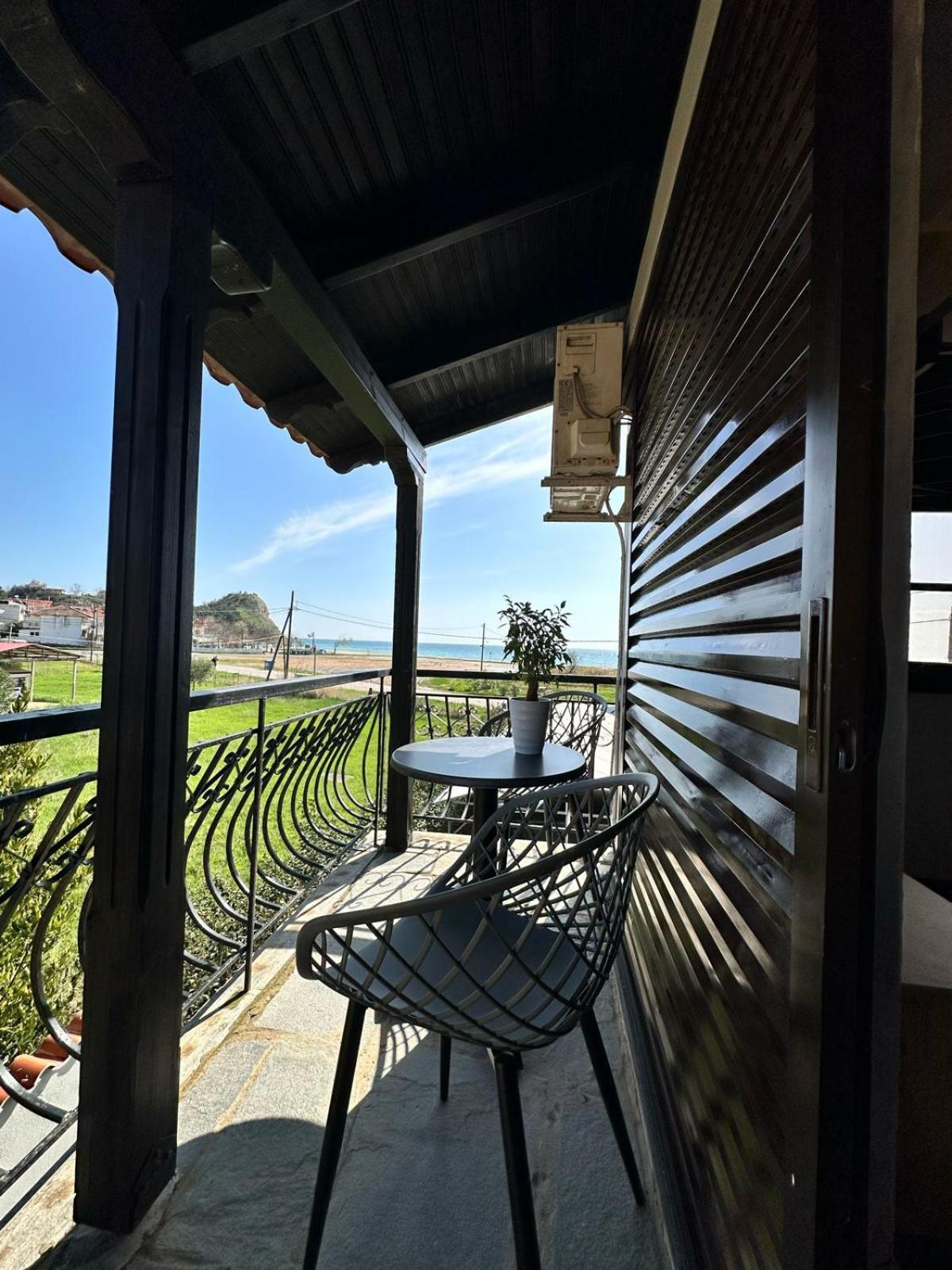 Room Nine 9 Beachfront Apartments Nea Kallikrateia Exterior photo