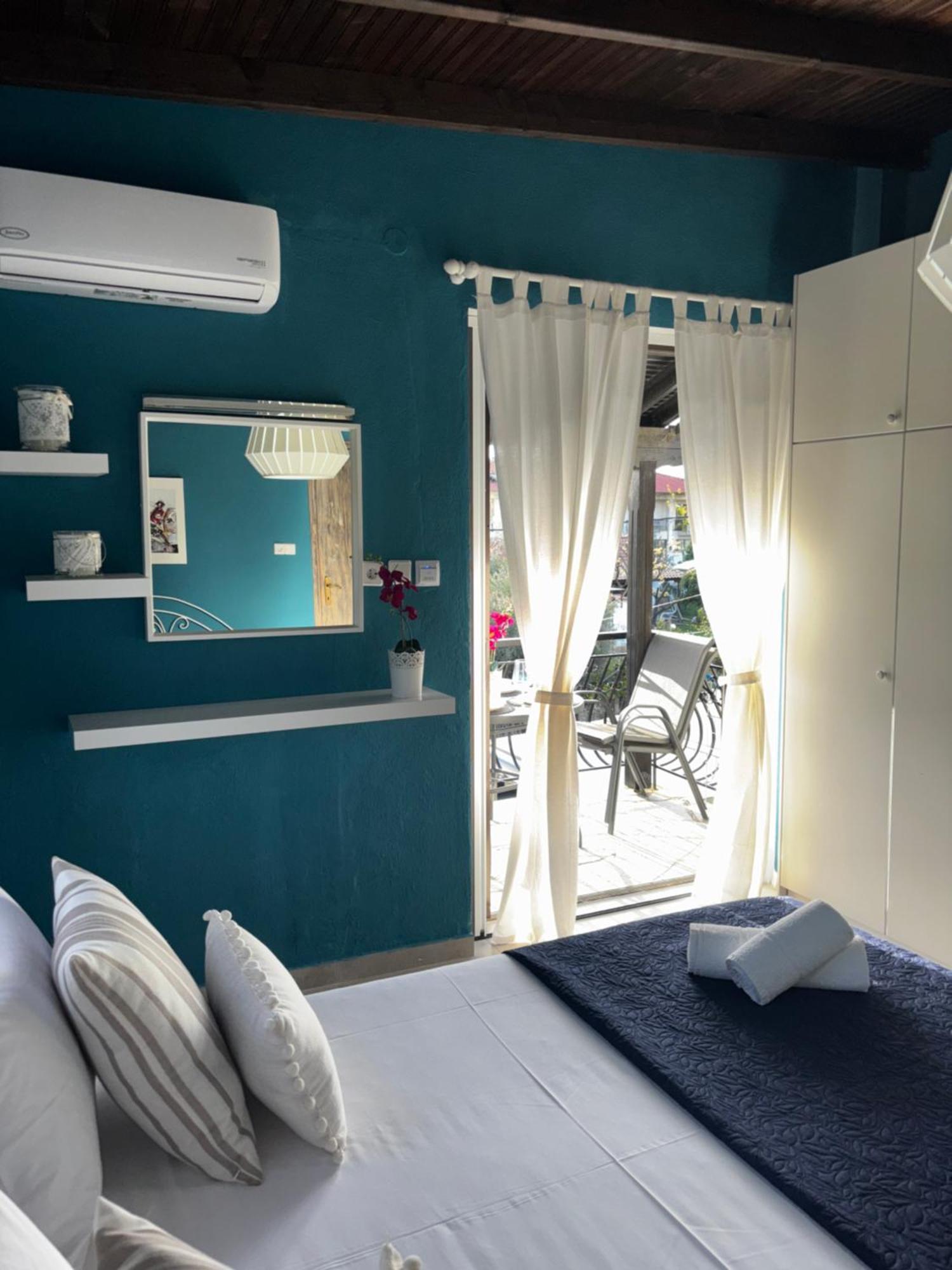 Room Nine 9 Beachfront Apartments Nea Kallikrateia Exterior photo